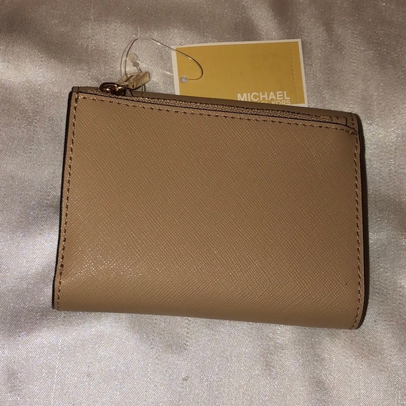 Michael Kors Greenwich Medium Envelope Leather Trifold Wallet Color Camel NWT - Picture 8 of 16